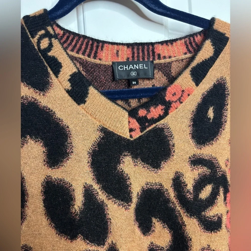 EUC CHANEL A2023 animal print Beige and Black Knit Vneck sweater size FR 36
